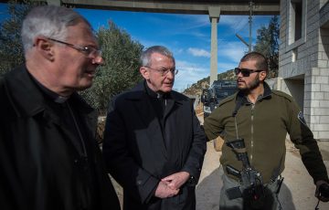 Israeli police prevent Bishops from visiting the Cremisan Valley